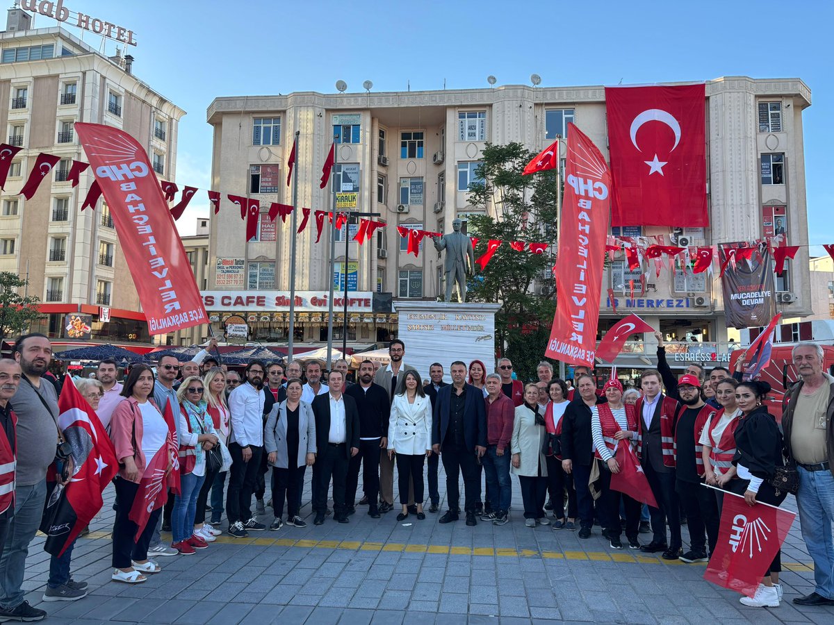 avdanisakpolat's tweet photo. Milletin iradesi teslim alınamaz!

Esenyurt Cumhuriyet Meydanı’ndayız.
Halkın iradesine yönelik her türlü antidemokratik girişimin karşısında durmaya devam edeceğiz. Demokrasi; sandıkta tecelli eden halk iradesine saygı duymaktır. Hukuku ve adaleti siyasi hesapların aracı haline getiren anlayışa karşı mücadelemizi kararlılıkla sürdüreceğiz.

Ayrıca Esenyurt Belediye Başkanımız Prof. Dr. Ahmet Özer’e yönelik süreçte, halkın sandıkta ortaya koyduğu iradenin esas alınması gerektiğini bir kez daha vurguluyoruz. Kayyım uygulamalarının demokrasiye zarar verdiğini düşünüyor; Esenyurt halkının iradesinin yeniden tesis edilmesini ve Prof. Dr. Ahmet Özer’in görevine iadesini talep ediyoruz.