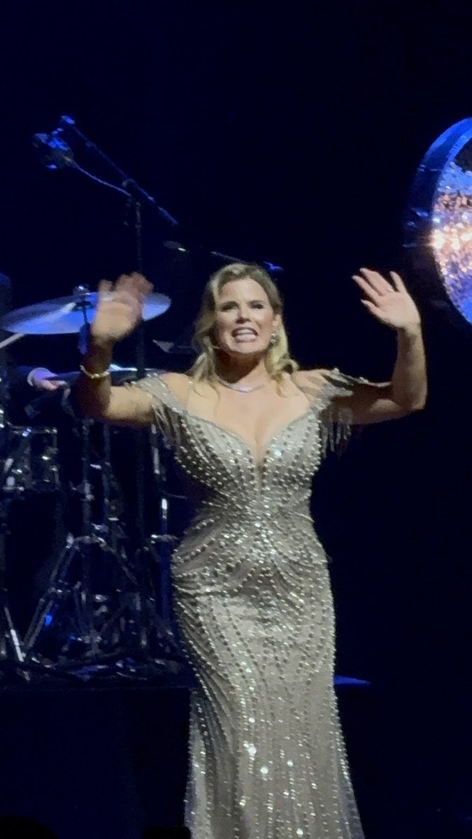 devaspice's tweet photo. if megan hilty tells you to hit it…YOU HIT IT. #meganhilty https://t.co/DVPKVrdBXJ