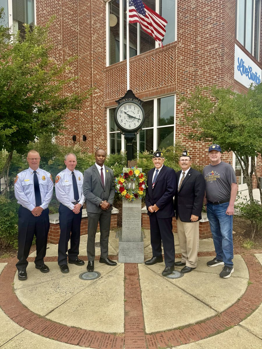 MayorJacques's tweet photo. There is no greater love than to give one’s life for one’s friends.— John 15:13 
Thank you American Legion Apex Post 124 for hosting today’s Memorial Day Service as we honored the men and women of the U.S. Armed Forces who paid the ultimate sacrifice for our freedom.🇺🇸 https://t.co/zUpWdvMlcX