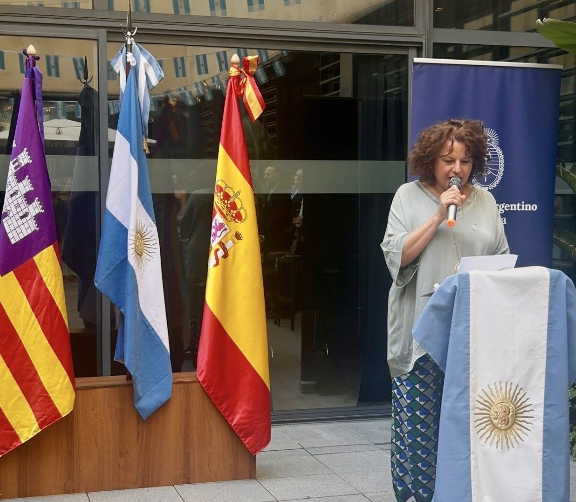 PresidenciaGOIB's tweet photo. 🇦🇷 La directora general de Relacions Institucionals i amb el Parlament, @XescaRamisPons, ha assistit a la celebració del Dia Nacional de la República Argentina, en commemoració del 216è aniversari de la Revolució de Maig. 

L’acte, presidit pel cònsol de la República Argentina, Carlos Nazareno Ayala, ha estat una oportunitat per celebrar els llaços que uneixen les nostres illes i l’Argentina, i per reconèixer la valuosa empremta de la comunitat argentina a la nostra terra. 🤍