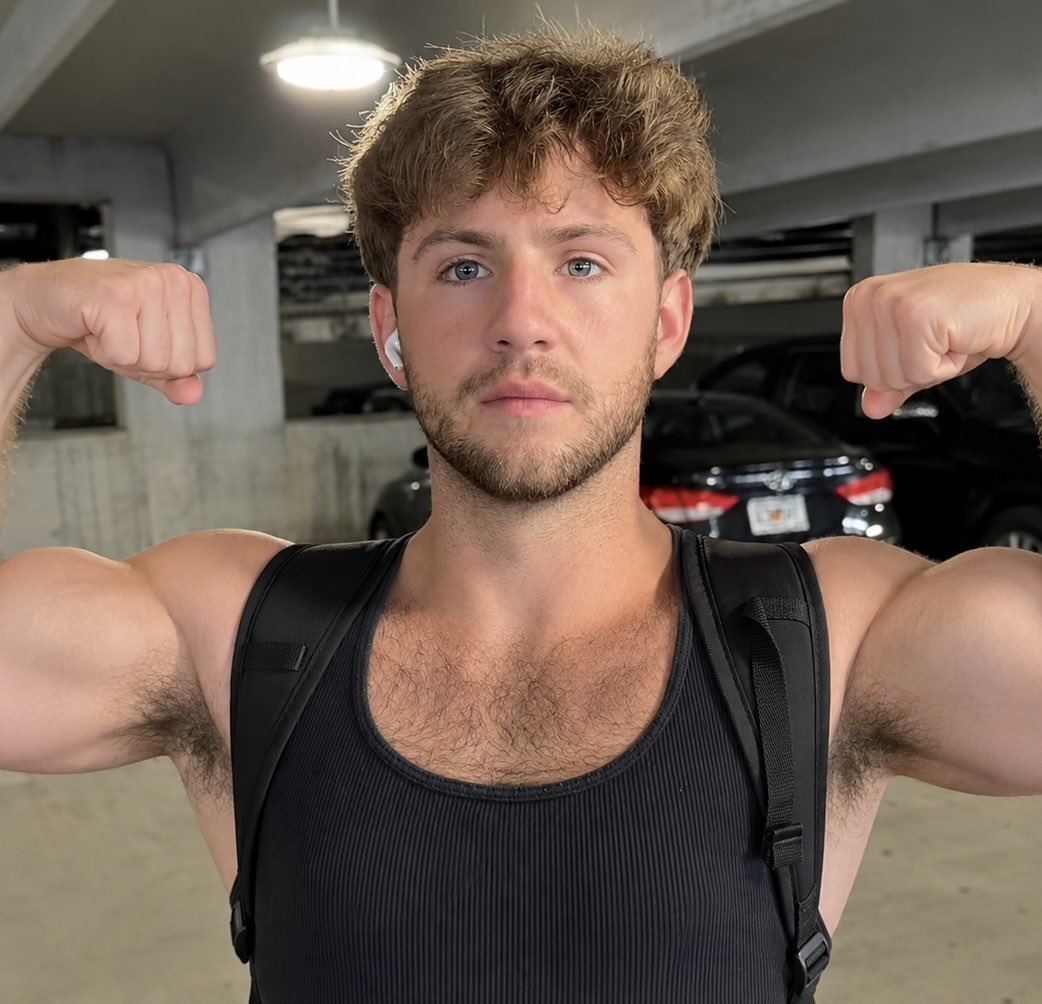 CelebrityBiceps's tweet photo. pretty boy #mattyb #flexing for a fan https://t.co/vnsubhh7PQ