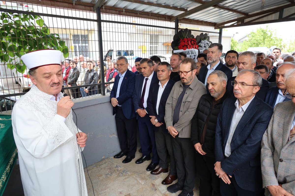 SefaSerdal's tweet photo. Bafra’mızın değerli esnaflarından Özkök Hırdavat’ın sahipleri Veysel Özkök, Hüseyin Özkök ve İbrahim Özkök’ün kıymetli babaları; AK Parti Samsun Milletvekilimiz Sn. Av. Orhan Kırcalı’nın eniştesi Hacı Bayram Özkök amcamızı dualarla son yolculuğuna uğurladık. Mekanı cennet olsun. https://t.co/l1hKy6P6lu