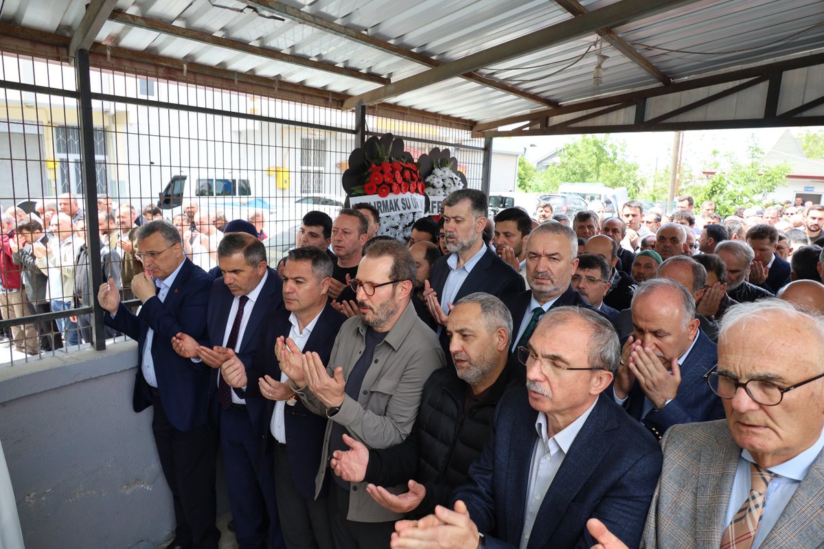 SefaSerdal's tweet photo. Bafra’mızın değerli esnaflarından Özkök Hırdavat’ın sahipleri Veysel Özkök, Hüseyin Özkök ve İbrahim Özkök’ün kıymetli babaları; AK Parti Samsun Milletvekilimiz Sn. Av. Orhan Kırcalı’nın eniştesi Hacı Bayram Özkök amcamızı dualarla son yolculuğuna uğurladık. Mekanı cennet olsun. https://t.co/l1hKy6P6lu