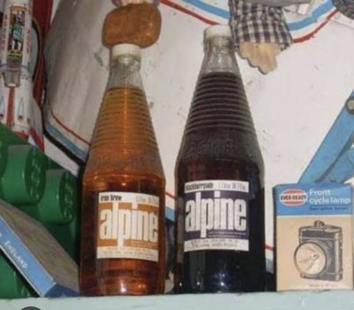 L333DS's tweet photo. @benonwine My old man was even succumbed to my sisters &amp; I pleas to let us get a POP delivery from Alpine Pop 8 different flavours we got too,Pineapple been my fave &amp; blue American cream soda with a scoop of ice cream in it 😋 bulk icepops in our chest freezer in the garage 🥵🥰 😅🍦☀️🍦☀️ https://t.co/EazDHCXXSO