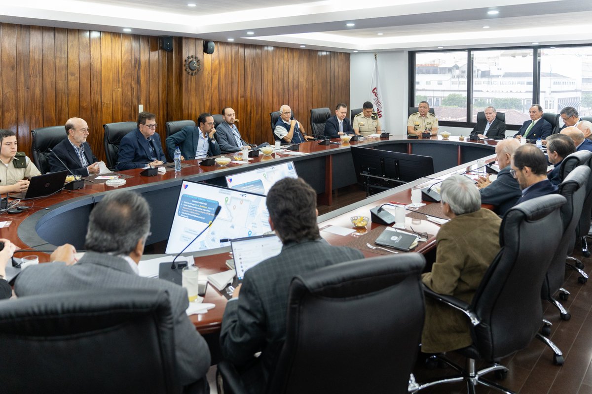 CamComercioGT's tweet photo. Este 25 de mayo en Junta Directiva de la Cámara de Comercio de Guatemala, tuvimos la visita del señor Ministro de la Defensa, General Henry Sáenz, acompañado del Coronel Roberto Iboy. https://t.co/rOTgnD8zxC