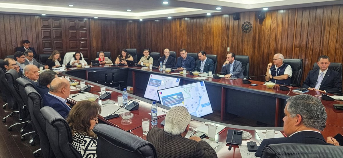 CamComercioGT's tweet photo. Seguridad nacional, seguridad ciudadana, lucha contra el narcotráfico, protección fronteriza, gestión y apoyo en control de cárceles y convenios de cooperación internacional, entre otros, son algunos de los temas tratados en sesión.

El señor Presidente de Cámara de Comercio, Lic. Jorge Briz Abularach, agradeció la presentación y ofreció todo el apoyo necesario a las acciones que desde el Ministerio de la Defensa se realizan.