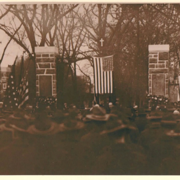 FordhamLibrary's tweet photo. This Memorial Day, we remember with gratitude all who have died serving their country.

This photo is from Fordham's Gateway Memorial Ceremony held November 14, 1920. The gate was created to pay tribute to the 36 Fordham men who died in WWI https://t.co/dtQqHf0AHi