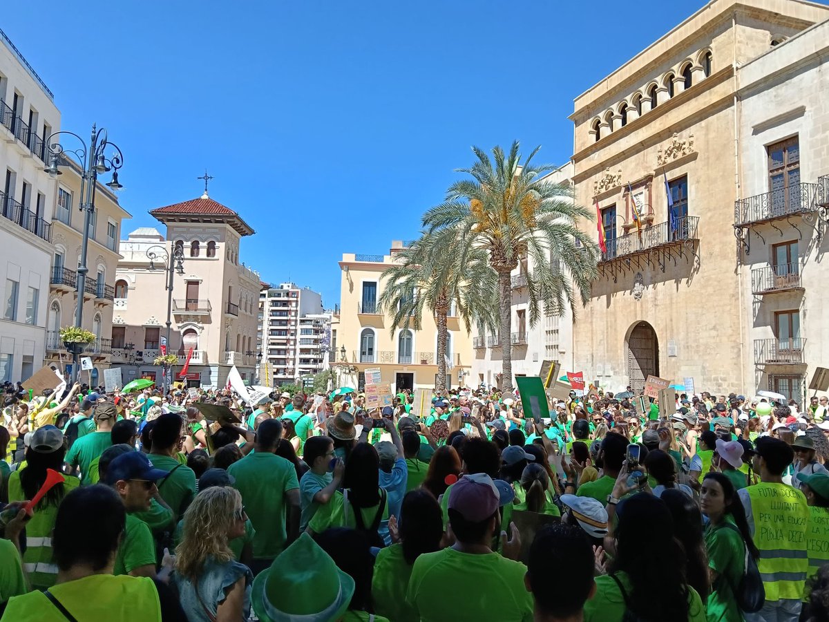 ElTempirdElx's tweet photo. Hui enèsima manifestació i concentració a la plaça de baix a Elx per un ensenyament públic de qualitat i en valencià. Tercera setmana de vaga indefinida. Continuem avant! La lluita continua! #VagaEducativa https://t.co/xCNGFYTbMn