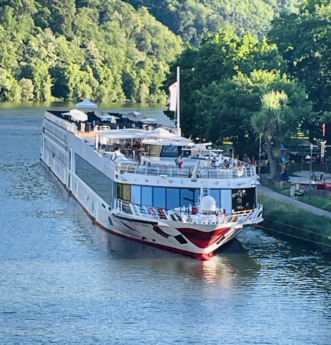 WeinPiraten's tweet photo. „Unser #Kussmäulchen liegt auch schon wieder bei uns vor Anker .. die #Arosa .. #schlitzverstärkt, wie #Loriot sagen würde.“;)) https://t.co/YrM4djolcb