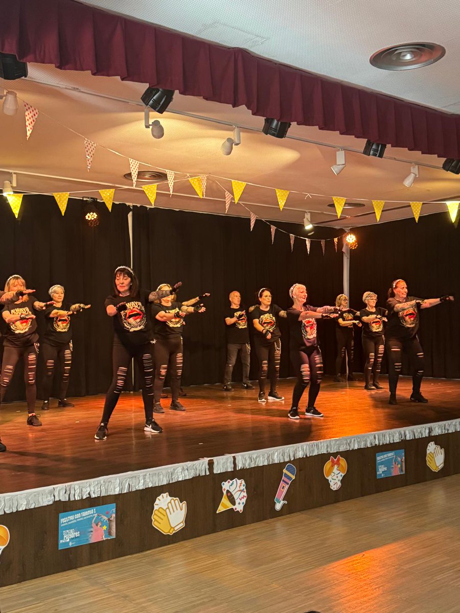 PSOEArganda's tweet photo. 💃🕺 Hoy hemos estado en la inauguración de la Semana de Mayores, disfrutando de la exposición de los talleres de corte y confección, ganchillo y pintura, así como de las exhibiciones de flamenco, zumba, castañuelas, baile moderno y sevillanas.

¡Enhorabuena por el gran trabajo! https://t.co/qCqHS5tgow