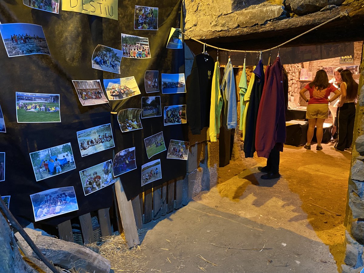 stmiquelespluga's tweet photo. 🏕️ Aquest cap de setmana els baixos de la Rectoria, que habitualment acullen el @PessebreEspluga, han acollit l'exposició del 50è aniversari de l'AEiG l'Estornell, que va utilitzar-los fins l'any 2000 des de la seva creació per Mn. Palacín el 1975. 

@EscoltesiGuies @esglesiatgn https://t.co/VPs2mNO5cv