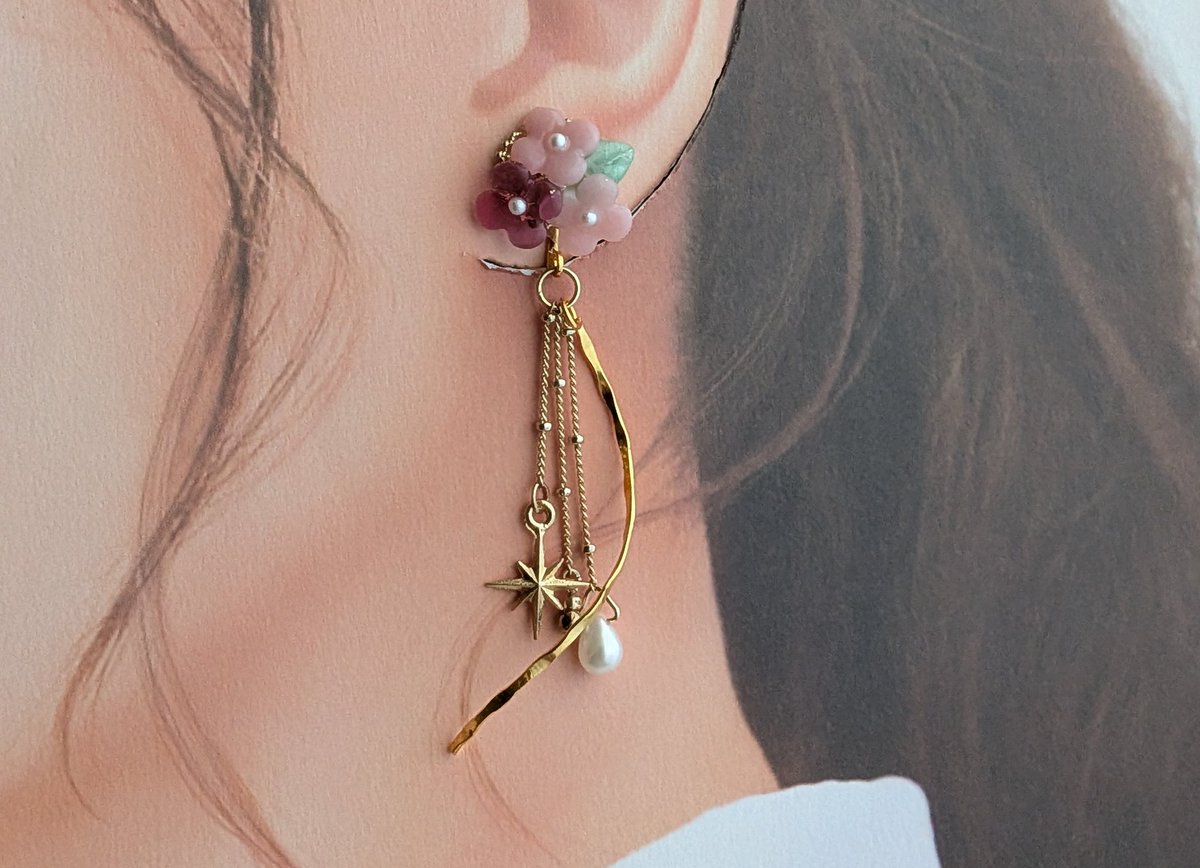 hatatm3's tweet photo. minneにて【振り注ぐ雨粒✽紫陽花のイヤリング】販売中でございます！

小ぶりな紫陽花モチーフと、雨粒のようなチェーンの組み合わせがお気に入りです☂️✨️　

ご興味のある方はお気軽にご閲覧くださいませ☺https://t.co/UUsboGcIlh

#ハンドメイドアクセサリー
#紫陽花
#minne https://t.co/DutkZWCJqv