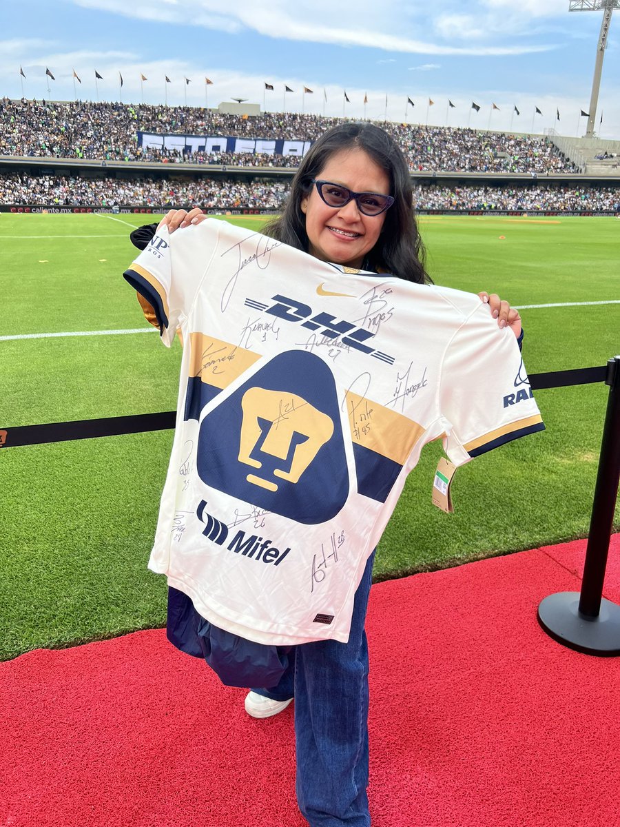 susipuma's tweet photo. Oigan pues se perdió pero la neta si recomiendo los giveways de la @LigaBBVAMX, yo pude bajar a la cancha antes del partido y hasta playera firmada me tocó… les dejo el dato para el siguiente torneo… #VengaPumas https://t.co/1TQpV6n07S