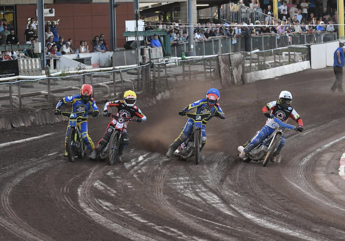 TigersSpeedway's tweet photo. 🏁 𝗟𝗔𝗧𝗘𝗦𝗧 | 1️⃣2️⃣ heats gone...
🤞 That could be crucial!
Jye Etheridge and Chris Holder add a 5-1 at a vital time to move us within two points of the Aces in the battle for the aggregate point (80-82)
🔵🟡 40-32 ♣️🔴
📸 @charaflanigan
🐯 #TigersPride | #SHEBEL https://t.co/xFanI87tIA