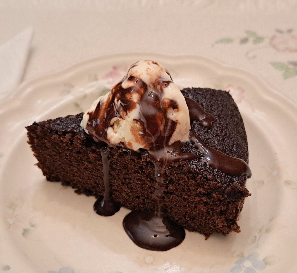 AnneSchlegel1's tweet photo. Chocolate cake with vanilla ice cream &amp; chocolate sauce: Refreshing for a sunny &amp; warm afternoon!  Wishing everyone a great day and week ahead! #delicious #homemade #Food https://t.co/OwmaFaXMcJ