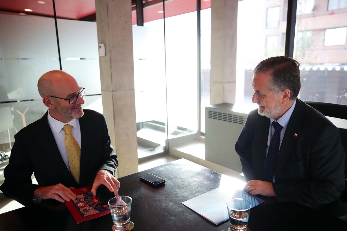 AusEmbCL's tweet photo. 🇨🇱🤝🇦🇺¡Chile y Australia siguen reforzando sus conexiones! 

El Embajador Andrew Martin se reunió con el Ministro de Cultura, Francisco Undurraga🖼️ @culturas_cl 

Agradecemos al Ministro por su recepción, esperamos poder seguir construyendo en conjunto.

#australia #chile https://t.co/qhmJXXcUlh