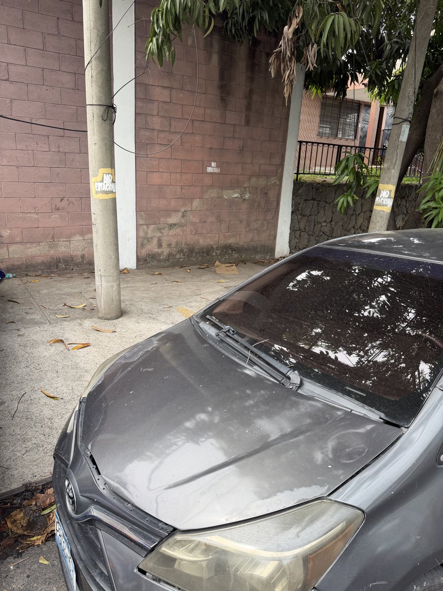 burby17's tweet photo. @VMTElSalvador les pido por favor la multa respectiva por parquear en un lugar adonde obstruye ! Tiene hasta rótulo de no estacionar! Por favor! https://t.co/4k2IwWLbAb
