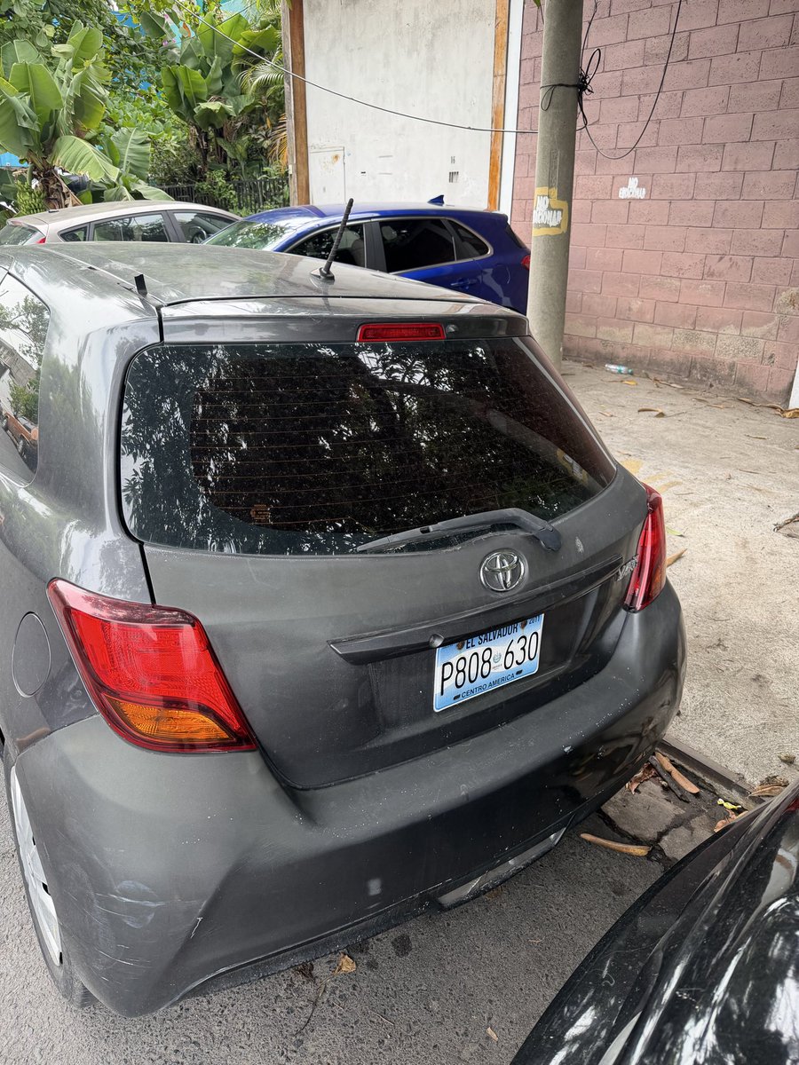 burby17's tweet photo. @VMTElSalvador les pido por favor la multa respectiva por parquear en un lugar adonde obstruye ! Tiene hasta rótulo de no estacionar! Por favor! https://t.co/4k2IwWLbAb