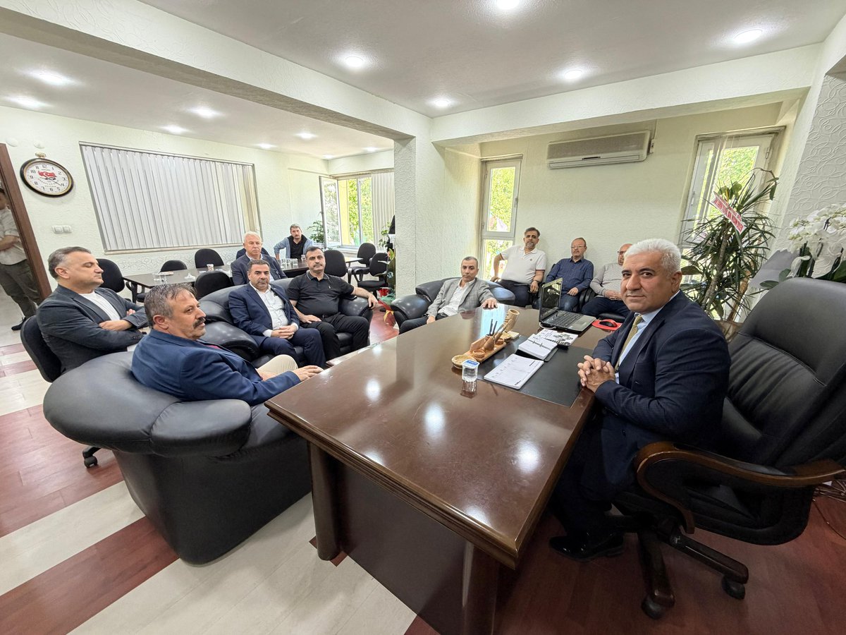 Cengizhantukenm's tweet photo. 📍Siirt Esnaf ve Sanatkârlar Odası Karma Oda Başkanlığı

Teşkilatımız ile birlikte Siirt Esnaf ve Sanatkârlar Odası Karma Oda Başkanlığına seçilen Sayın Hikmet Yılmaz ve Bakkallar odası başkanlığına seçilen Sayın Fatih Ekinci'yi ziyaret ettik. Misafirperverlikleri için kendilerine teşekkür ediyor, çalışmalarında başarılar diliyoruz.