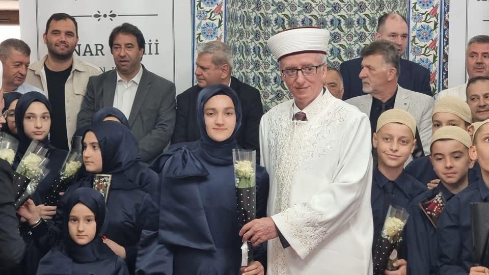 itb1927's tweet photo. İskeçe Türk Birliği Başkanı Kerem Abdurahimoğlu, İskeçe Çınar Camii’nde düzenlenen hatim merasimine katıldı. Çocuklarımızı tebrik ediyor, emeği geçen hocalara ve katkı sağlayan herkese teşekkür ediyoruz. https://t.co/DJVn64HxU9