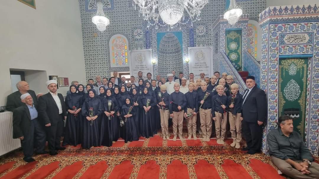 itb1927's tweet photo. İskeçe Türk Birliği Başkanı Kerem Abdurahimoğlu, İskeçe Çınar Camii’nde düzenlenen hatim merasimine katıldı. Çocuklarımızı tebrik ediyor, emeği geçen hocalara ve katkı sağlayan herkese teşekkür ediyoruz. https://t.co/DJVn64HxU9