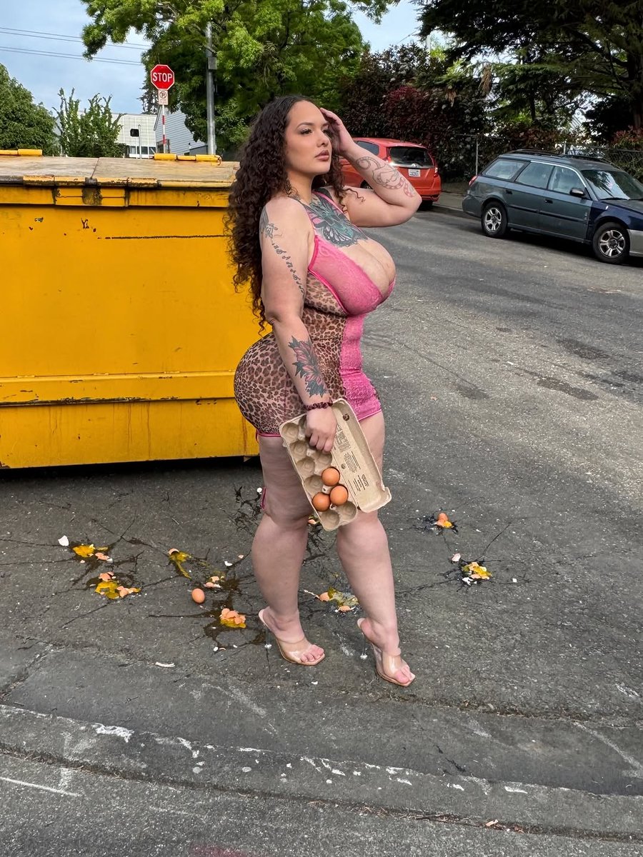 IconicCurves2's tweet photo. Shainarae Essig https://t.co/JVzBVvQ9Sx