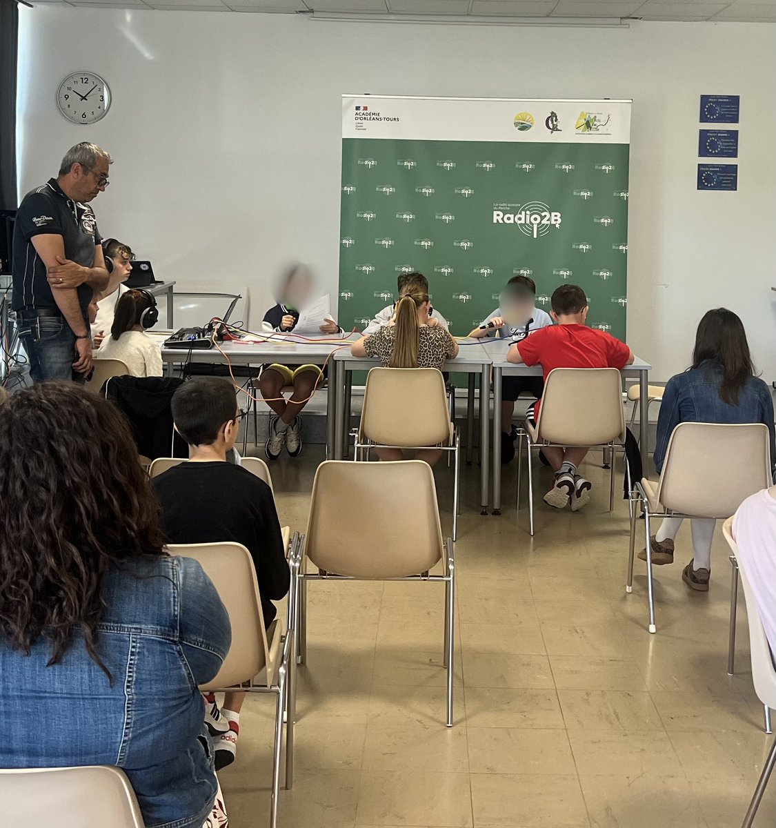 Radio2B's tweet photo. Les CM de Berdhuis sont venus au studio du @LPO_RemiBelleau présenter leur travail sur l'année contre le harcèlement. En direct, ils ont réalisé une série d'émissions sur leur concours "Non au harcèlement !" et les enjeux de cet engagement.
https://t.co/AQrZknEssJ https://t.co/6M3idpeg9n