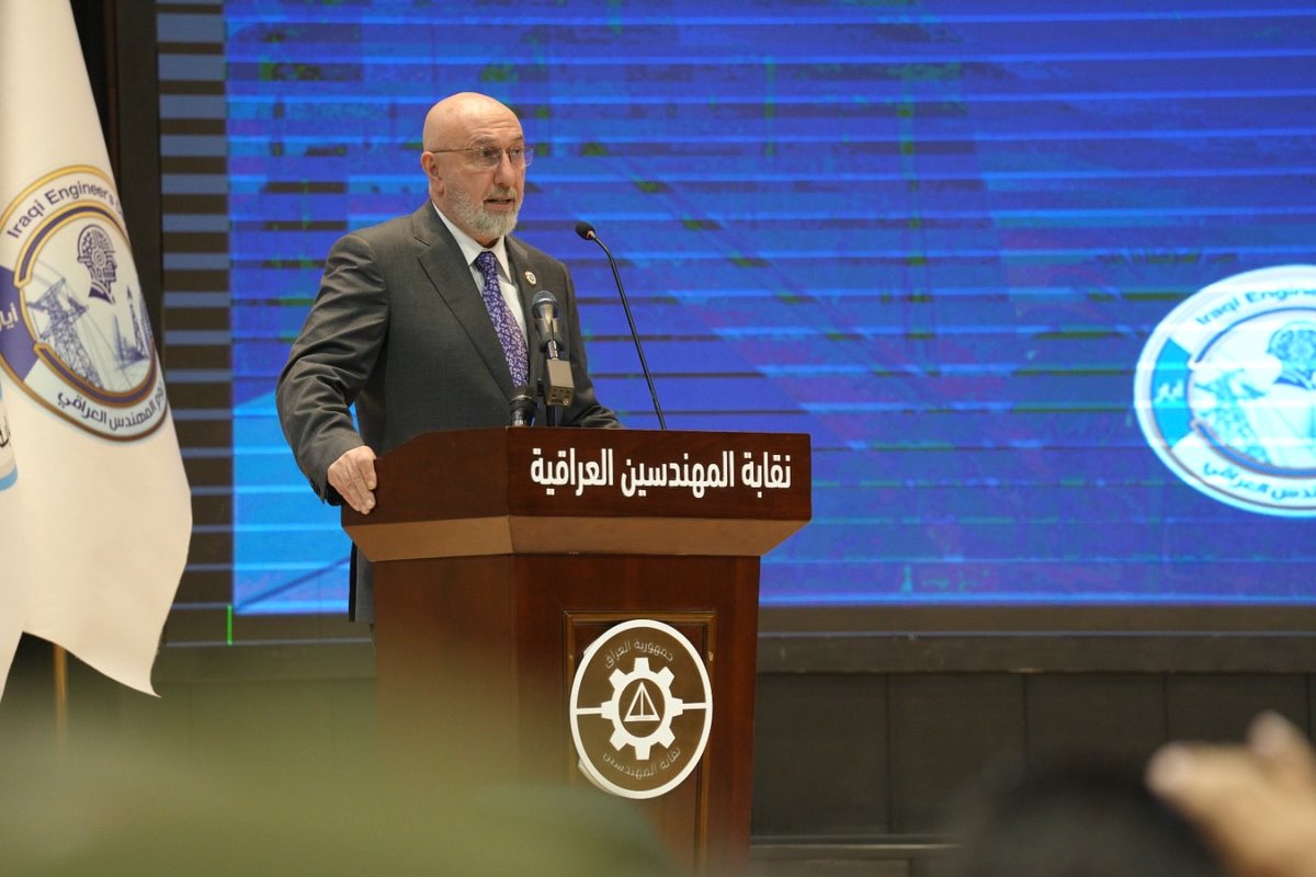 ieu1959's tweet photo. نقيب المهندسين يعلن تخصيص (75) ألف قطعة أرض مخدومة للمهندسين خلال الاحتفال بيوم المهندس العراقي والذكرى الـ67 لتأسيس النقابة

نظّمت نقابة المهندسين العراقية احتفالاً مركزياً بمناسبة يوم المهندس العراقي والذكرى السابعة والستين لتأسيس النقابة، برعاية فخامة رئيس الجمهورية المهندس نزار ئاميدي، وبحضور عدد من السادة النواب والوزراء والشخصيات الرسمية والزملاء المهندسين، إلى جانب رؤساء الجامعات وعمداء الكليات الهندسية.

وفي كلمة له خلال الاحتفالية، هنّأ نقيب المهندسين العراقيين المهندس الاستشاري ذوالفقار حوشي المكصوصي الزملاء المهندسين بهذه المناسبة، مؤكداً أن نقابة المهندسين العراقية، وعلى مدى سبعة وستين عاماً، كانت وما تزال حاضنة للمهندسين والمدافعة عن حقوقهم ودورهم الوطني في البناء والإعمار والتنمية.

وأعلن السيد النقيب، خلال كلمته، أن النقابة أكملت جميع الإجراءات الخاصة بتخصيص وتوزيع (75) ألف قطعة أرض مخدومة للزملاء المهندسين في محافظة بغداد، ضمن مشروع يهدف إلى توفير السكن الكريم للمهندسين، مشيراً إلى أن الأشهر المقبلة ستشهد المباشرة بتوزيعها، إلى جانب العمل على تنفيذ مشاريع مماثلة في عدد من المحافظات العراقية.

وأشار إلى أن رعاية فخامة رئيس الجمهورية وحضوره الاحتفال تمثل دعماً مهماً للقطاع الهندسي واعتزازاً بمكانة المهندس العراقي، مبيناً أن النقابة عملت خلال المرحلة الماضية على تطوير الواقع المهني والهندسي عبر إقامة الدورات التدريبية والورش التخصصية والمؤتمرات العلمية، فضلاً عن المشاركة الفاعلة في المؤتمرات الهندسية داخل العراق وخارجه، بما يسهم في مواكبة التطورات العالمية والانفتاح على التجارب الحديثة في مختلف التخصصات الهندسية، وتهيئة المهندسين للانخراط في سوق العمل.

وفيما يتعلق بملف فرص العمل، أكد السيد النقيب أن النقابة عملت على دعم تشغيل المهندسين العاطلين عن العمل في القطاعين العام والخاص، والتنسيق مع الجهات الحكومية للاستفادة من درجات الحذف والاستحداث للمهندسين المحالين إلى التقاعد، فضلاً عن التعاون مع الشركات المحلية والأجنبية لتوسيع فرص مشاركة المهندسين في المشاريع الاستثمارية والتنموية.

كما شدد على اهتمام النقابة بملف التعليم الهندسي، والعمل على تطويره والارتقاء بمستواه العلمي بما ينسجم مع المعايير العالمية واحتياجات سوق العمل، مع التأكيد على أهمية الدراسة الدقيقة لافتتاح الكليات والأقسام الهندسية بما يحافظ على جودة التعليم ومخرجاته.

وأكد نقيب المهندسين دعم النقابة لجهود الحكومة في تنفيذ المشاريع الستراتيجية وتطوير البنى التحتية وتحقيق التنمية المستدامة، من خلال تسخير خبرات المهندسين العراقيين وكفاءاتهم العلمية والمهنية لخدمة البلاد.

من جانبه، أكد فخامة رئيس الجمهورية السيد نزار ئاميدي، في كلمته خلال الاحتفال، أهمية الدور التاريخي للمهندس العراقي في مسيرة الإعمار والتنمية، مشيراً إلى أن العراق يمتلك إرثاً هندسياً عظيماً يمتد لآلاف السنين.

وأضاف أن المهندس العراقي أثبت حضوره وتميزه في مختلف المراحل رغم التحديات، مؤكداً أن العراق اليوم بحاجة ماسة إلى الطاقات الهندسية لبناء اقتصاد متين وبنى تحتية متطورة ومواجهة تحديات التغير المناخي، داعياً إلى تضافر جهود النقابات والجامعات والقطاع الخاص ومؤسسات الدولة لدعم مسيرة التنمية والاستقرار.

وتضمن الحفل تكريم فخامة رئيس الجمهورية، ووزير الاتصالات المهندس مصطفى جبار سند، والنائب المهندس حسين مؤنس، إلى جانب تكريم عدد من المهندسين المتميزين والمبتكرين وعوائل الشهداء، تقديراً لعطائهم وإسهاماتهم في خدمة العراق والمسيرة الهندسية.
