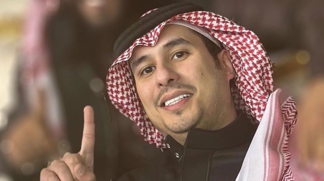 AlhazzaMutab's tweet photo. ياكثرهم وانت " واحد " 

الناس واجد لكن بعض الرجال يختلف حضوره لأن حضوره ما يكون بالكلام ولا بالظهور يكون وقت الحاجة والمواقف.
وفي نادي #��لنصر يبقى اسم الأمير تركي بن سلمان بن عبدالعزيز حاضرًا في قلوب النصراويين لأنه اختار أن يكون قريبًا من ناديه في الفرح والتعب في الانتصارات واللحظات الصعبة.

حب النصر لا يقاس بصورة في المدرج أو تصريح إعلامي بل يُقاس بالمواقف والأمير تركي أثبت مرارًا أن انتماءه لهذا الكيان حقيقي من دعمه المستمر وحضوره خلف الفريق إلى مبادراته التي خففت عن الجماهير ووقوفه مع النادي في المنعطفات المهمة

في زمن كثرت فيه الأسماء يبقى الرجل الذي يحضر للنصر بقلب المشجع قبل أي صفة أخرى مختلفًا عن الجميع لأن النصر بالنسبة له ليس واجهة ولا مناسبة عابرة بل عشق وانتماء ومسؤولية.

النا�� واجد
لكن أنت "واحد"
واحد يشوف النصر وطن
ويوقف معه بمحبة لا تتغير مهما تبدلت الظروف