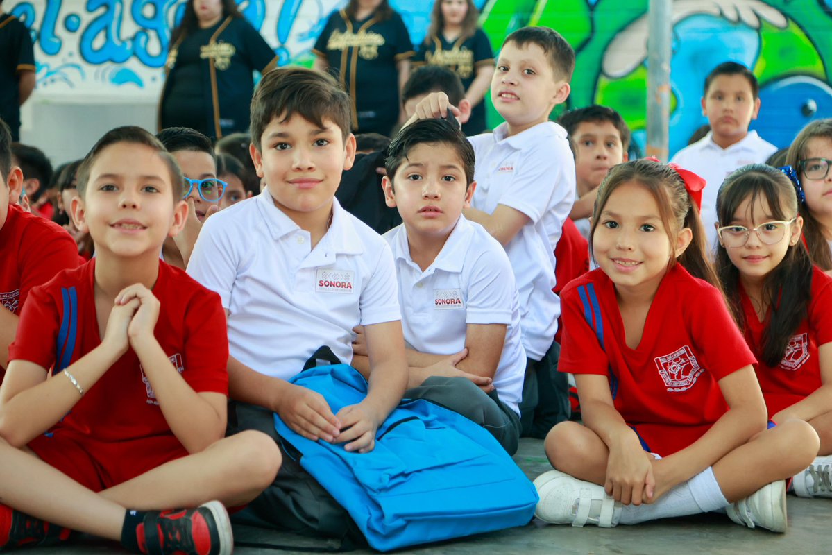 FroylanGamezG's tweet photo. ¡Vivimos una excelente mañana en la primaria "Prof. José Lafontaine"! 🏫🇲🇽

En este #LunesCívico rendimos honores a la bandera e inauguramos un increíble mural elaborado por el @ISJuventud. 🎨

Siempre es un gusto estar cerca de la comunidad escolar y escucharla. Seguimos trabajando de la mano del gobernador @AlfonsoDurazo por el bienestar de nuestras niñas y niños. 👋🏼

#TierraDeOportunidades