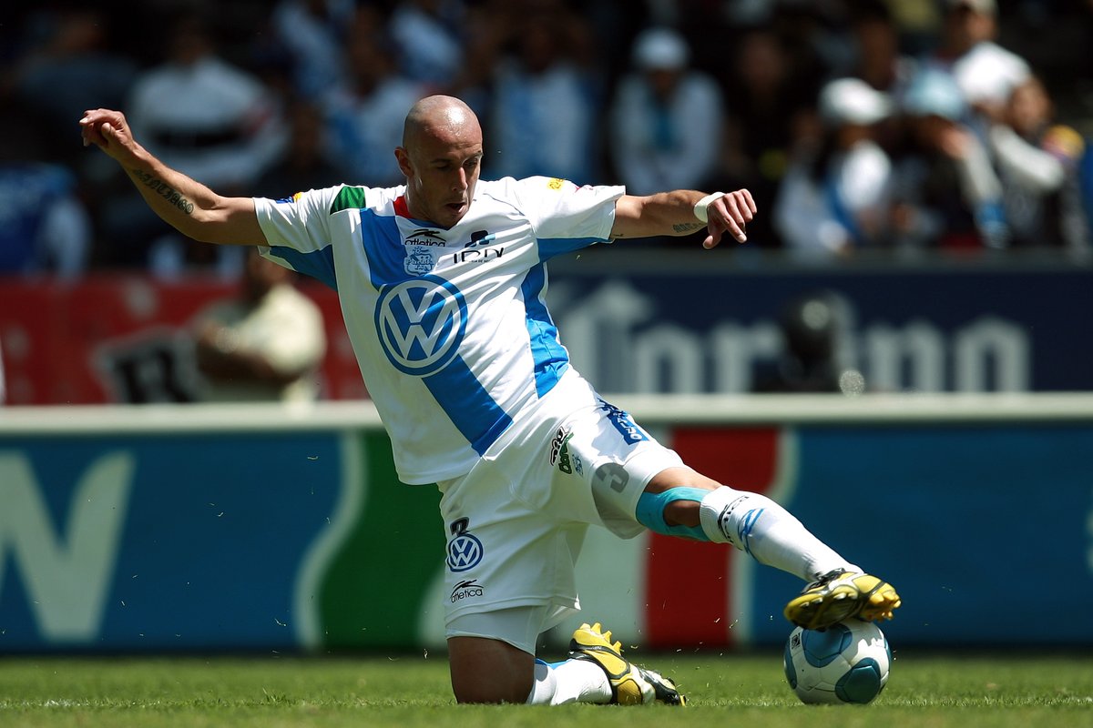 ClubPueblaMX's tweet photo. Aquí siempre te recordamos con cariño @Acosta_03  👨🏼‍🦲⚽️

Los ídolos de La Franja nunca se olvidan 🎽🫡 

#LaFranjaNosUne🎽 https://t.co/EOlgQpJ9bz