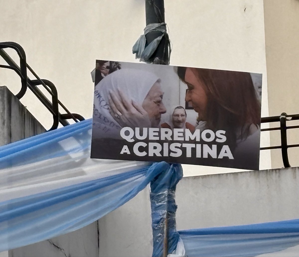 RepublicaYCoso_'s tweet photo. Queremos a Cristina libre.
Con proscripción no hay democracia.
#CristinaLibre 
#HebeEterna
@CFKArgentina ✌🏻🇦🇷💪🏻❤️ https://t.co/ByKoGlebOj