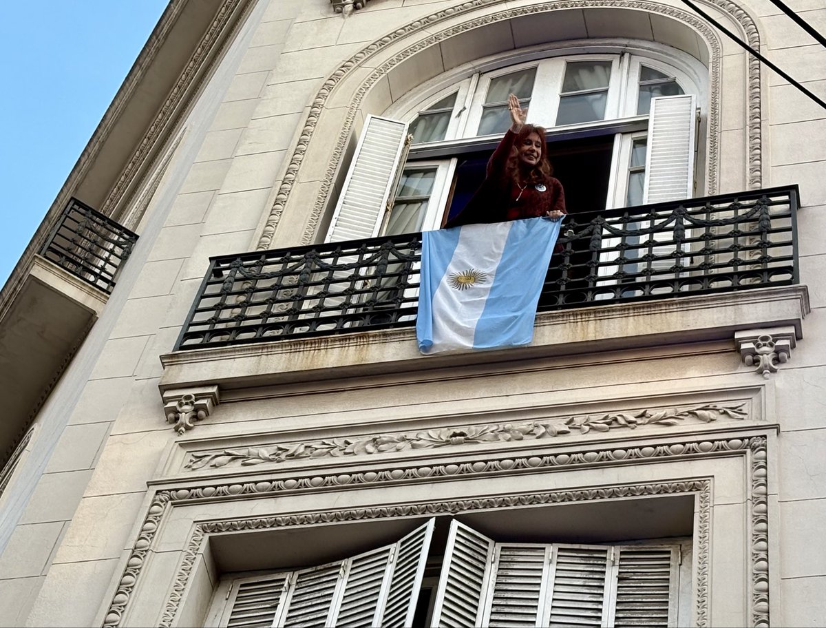 RepublicaYCoso_'s tweet photo. Queremos a Cristina libre.
Con proscripción no hay democracia.
#CristinaLibre 
#HebeEterna
@CFKArgentina ✌🏻🇦🇷💪🏻❤️ https://t.co/ByKoGlebOj