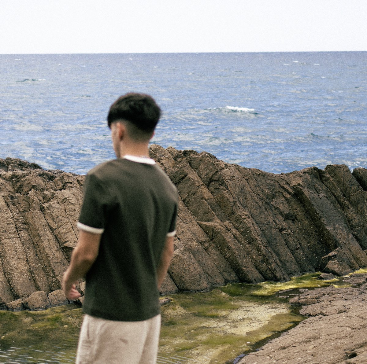 s3iyagrx's tweet photo. "VOLAR AL CIELO" con mi hermano @hvnttrr este jueves a las 00:00 🏝️🔜

segundo adelanto del EP del veranoO volvemos a la isla del encanto, quien sabe si la última vez, o la antepenúltima vez disfrutemos de lo que se viene, mucha musica, concierto?? merch?? nose mucho que pensar🤔 https://t.co/2i2afck0Zf