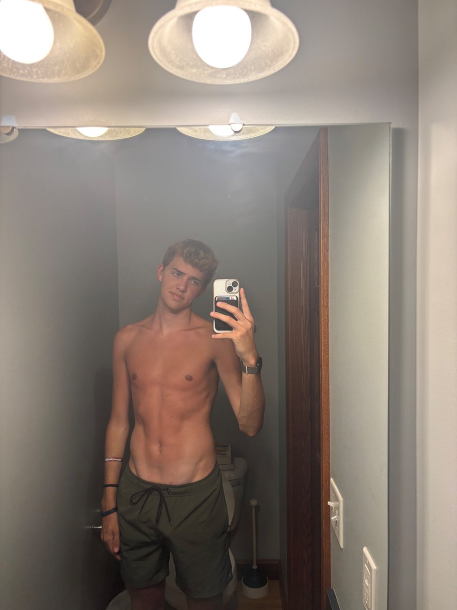 hunter168354's tweet photo. all I wanna do is tan https://t.co/sCdAp4NmAq