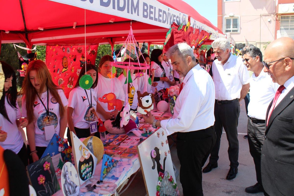 DidimMem's tweet photo. İlçe Milli Eğitim Müdürümüzün Katılımlarıyla Didim MTAL TÜBİTAK 4006 Bilim Fuarı Yapıldı. Fuar açılışını yapan İlçe Milli Eğitim Müdürümüz Sayın Mustafa ÇALIŞKAN; öğrenci, öğretmen ve okul idaremizi çalışmalarından ötürü tebrik ettiler.
@tcmeb
@Aydin_MEM
@mu_caliskan
@Tubitak https://t.co/ylQFveqcJu