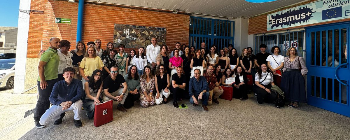 IESSanIsidoroCT's tweet photo. Entrega de premios de la XXVIII edición del concurso José Ramón Gargallo de Traducción y Composición, un reconocimiento del nivel creativo y técnico de la producción en  inglés.
Más de 200 participantes de 59 centros y 14 sedes. https://t.co/BtM249mHla