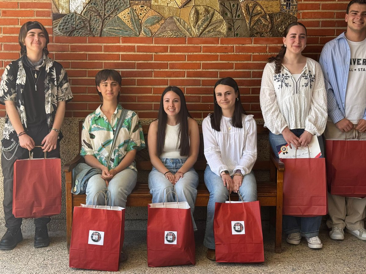 IESSanIsidoroCT's tweet photo. Entrega de premios de la XXVIII edición del concurso José Ramón Gargallo de Traducción y Composición, un reconocimiento del nivel creativo y técnico de la producción en  inglés.
Más de 200 participantes de 59 centros y 14 sedes. https://t.co/BtM249mHla