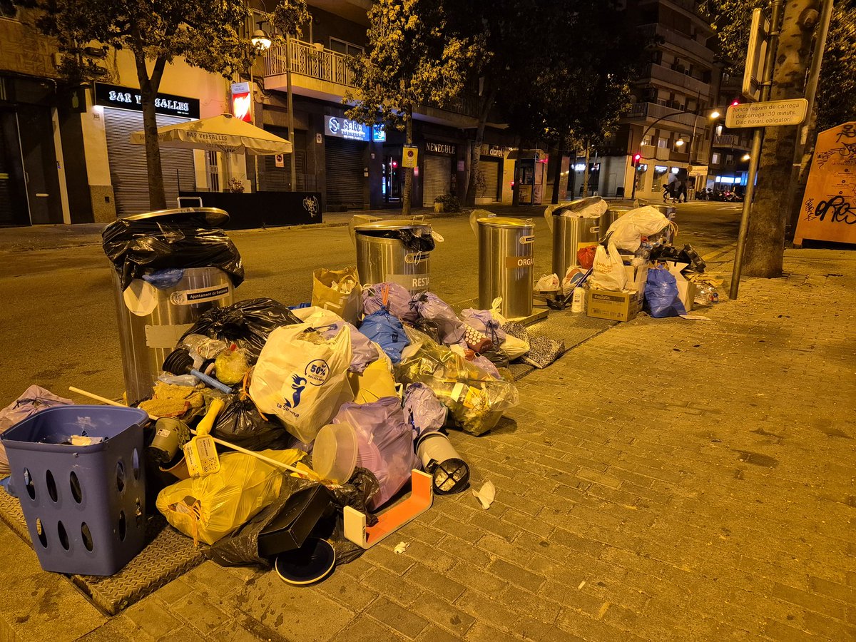nuria_gari5's tweet photo. A la #cityofBadalona tens el plaer d'anar a llençar les escombraries i trobar els contenidors així.
@Albiol_XG @AjBadalona https://t.co/LEHvvE0iE5