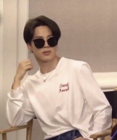 onkosmos's tweet photo. filling the room with negative energy because bts played black swan and i wasn’t there https://t.co/Q4ODLA984I