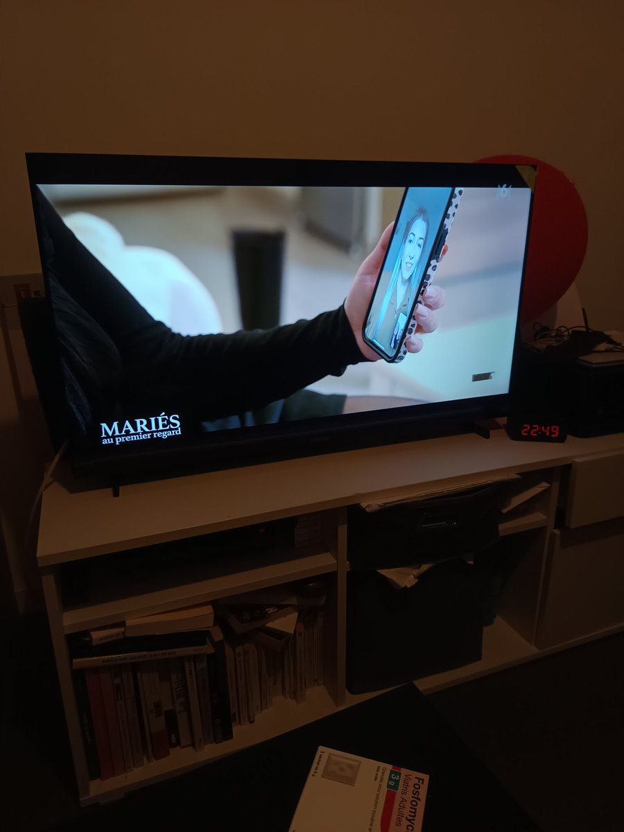 BuffySpringer's tweet photo. Mélanie elle va casser les couilles de sa sœur tous les jours en fait ? Divorce et on n'en parle plus #mapr #MariesAuPremierRegard https://t.co/gNgKTWaC0W