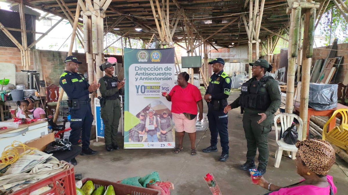 PoliciaChoco's tweet photo. 👩‍👧‍👦 En una jornada de acercamiento comunitario, el @GaulaPolicia  y el Grupo de #ProtecciónTurismo  compartieron con madres comerciantes en Quibdó.
 Durante la actividad se promovió la campaña “¡Yo no pago, yo denuncio!”, socializando la línea 📞165  para caso de extorsion. https://t.co/zRiZ4kE3my