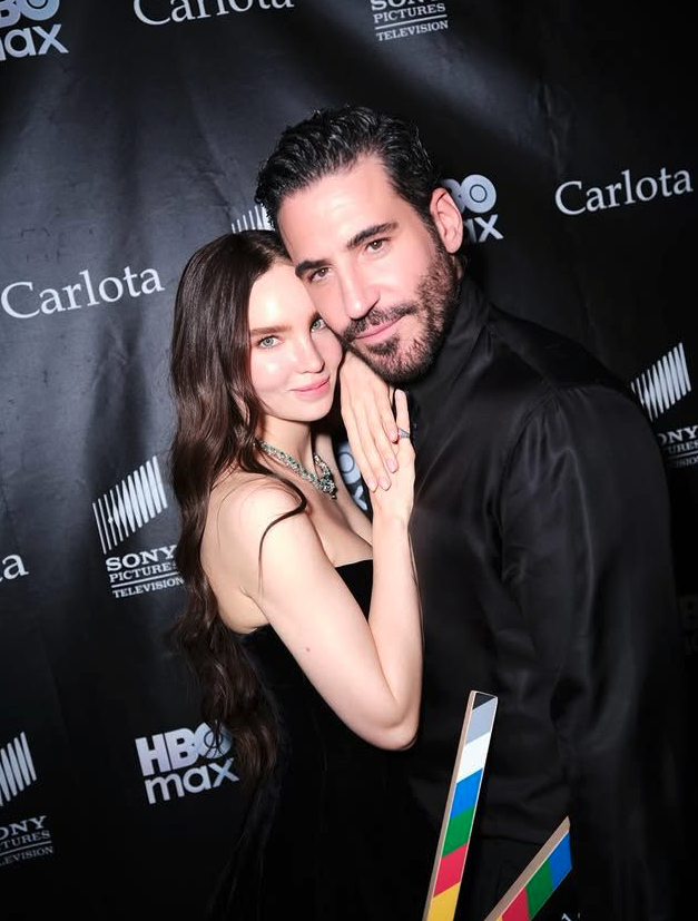 Juanchitho's tweet photo. Imaginate un día hablar en modo fan de Miguel Ángel Silvestre y años después protagonizar junto a él una serie.
#Carlota
Tan preciosa mi Belindapop ❤️ https://t.co/r2Nh9a053q