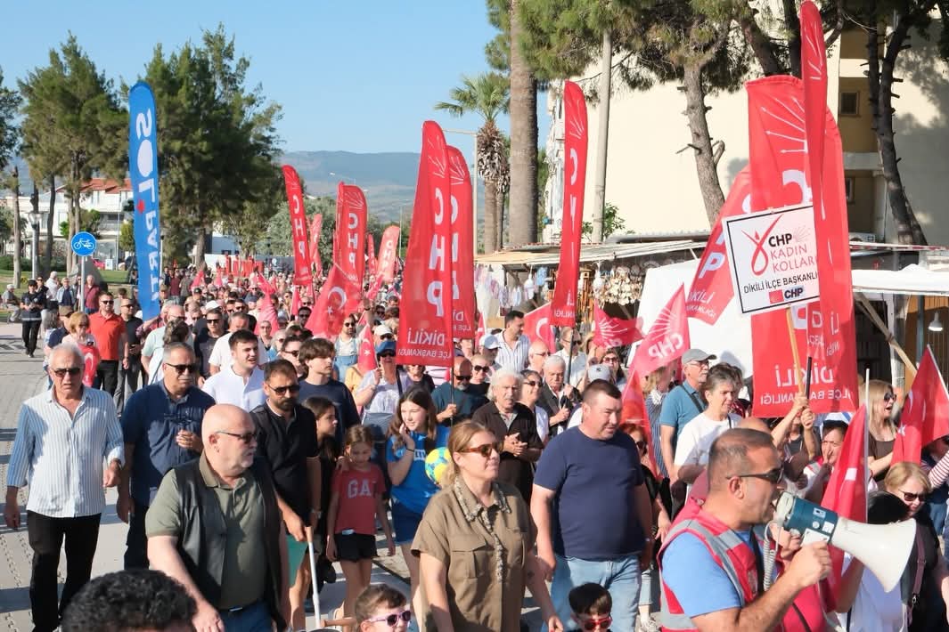 SolPartiIzmir's tweet photo. Dikili ve Bergama'da faşizme karşı omuz omuzayız!

İktidarın yargısı eliyle verilen butlan kararı, ülkemizin geleceğini esir almak için muhalefeti dizayn etmenin bir aracı kılınmıştır. Bu kararı tanımayan milyonlarla bir aradayız.

Birleşe birleşe kazanacağız! https://t.co/bPjLT11sH1