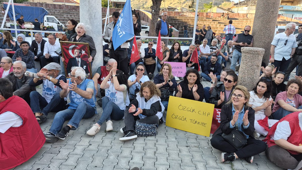 SolPartiIzmir's tweet photo. Dikili ve Bergama'da faşizme karşı omuz omuzayız!

İktidarın yargısı eliyle verilen butlan kararı, ülkemizin geleceğini esir almak için muhalefeti dizayn etmenin bir aracı kılınmıştır. Bu kararı tanımayan milyonlarla bir aradayız.

Birleşe birleşe kazanacağız! https://t.co/bPjLT11sH1