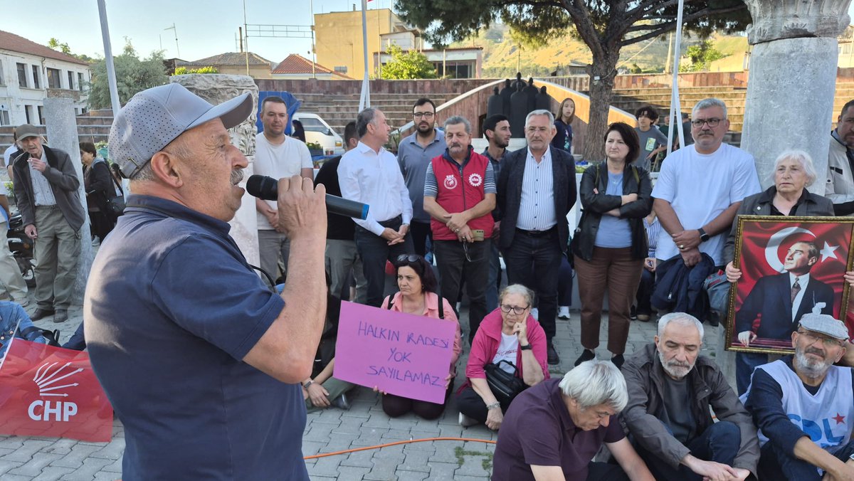 SolPartiIzmir's tweet photo. Dikili ve Bergama'da faşizme karşı omuz omuzayız!

İktidarın yargısı eliyle verilen butlan kararı, ülkemizin geleceğini esir almak için muhalefeti dizayn etmenin bir aracı kılınmıştır. Bu kararı tanımayan milyonlarla bir aradayız.

Birleşe birleşe kazanacağız! https://t.co/bPjLT11sH1