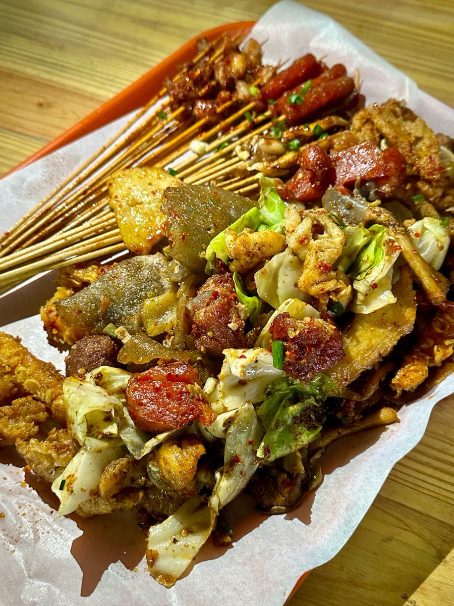candice06's tweet photo. Savor the crispy fried squid skewers on the sidewalk—warm, salty, perfect street snack for a breezy afternoon!， https://t.co/c1e0OqYuJA