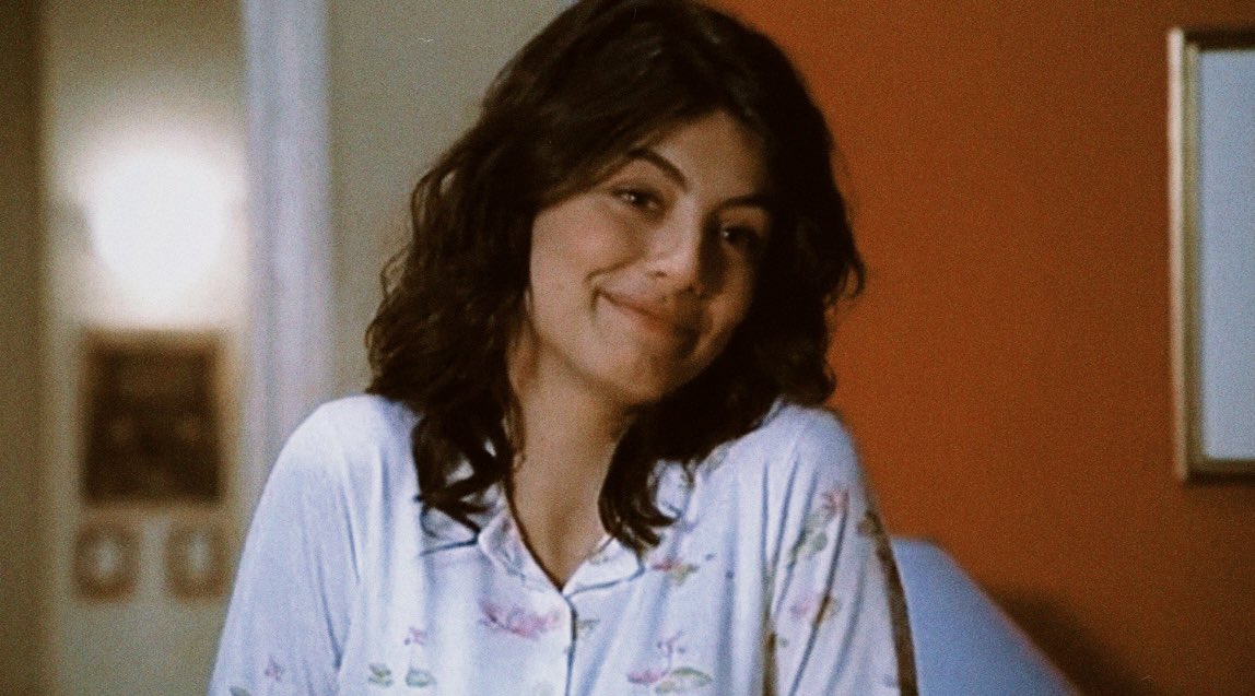 Arassck's tweet photo. REGGE QUESTA STAGIONE DA ASSENTE 
HA RETTO SOPRATTUTTO LE PRIME TRE DA PRESENTE 
PROVA A NON DIRE REGINA 
#ICesaroni https://t.co/0yzCLqEuhu