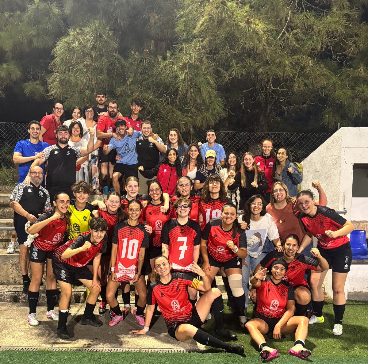 ce_sineu's tweet photo. Victoooòria dins Lloret del nostre filial femení per 0-3 🥳🤩💪🏼

Enhorabona, nines! ❤️🖤❤️🖤 https://t.co/vAMF8W7Wsm