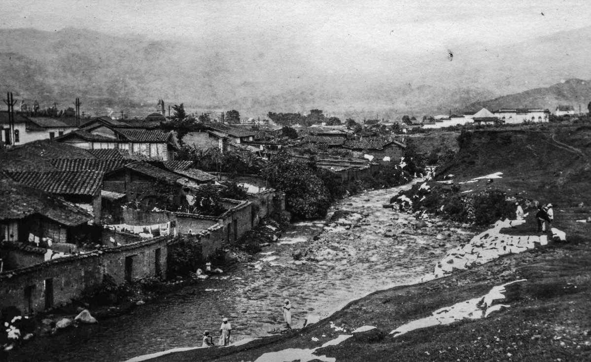 UniversoCentro's tweet photo. Medellín no tiene mar, pero le sobran quebradas. Decir “sobran" es una exageración, porque ahora hay muchas menos que el siglo pasado, pero la relación de los medellinenses con el agua es tan importante como la que tienen con las montañas que conforman este valle que habitamos, montañas desde las que bajan, a veces mansas a veces furiosos, los arroyos que, en últimas, alimentan el río que parte la ciudad en dos. Hemos cubierto quebradas para andar sobre ellas, delimitado otras para bañarnos en ellas y secado algunas para servirnos de ellas, pero también ellas, berrinchudas, como dijo Fernando Vallejo, se han rebelado frente a nosotros, demostrando su poder. ¿Que hemos aprendido en más de 300 años conviviendo con las aguas de la ciudad? ¿Qué lecciones tenemos pendientes? 

“Medellín hace aguas", escrito por Ignacio Piedrahíta, hizo parte del número #UC139, en mayo del 2024, y es un texto de #PorLasRamas, la selección ambiental del proyecto #MDE350. Léalo aquí: https://t.co/0Xwv0orez4 

Fotografía: 
Archivo fotográfico de la @BPPiloto. Anónimo, 1920.